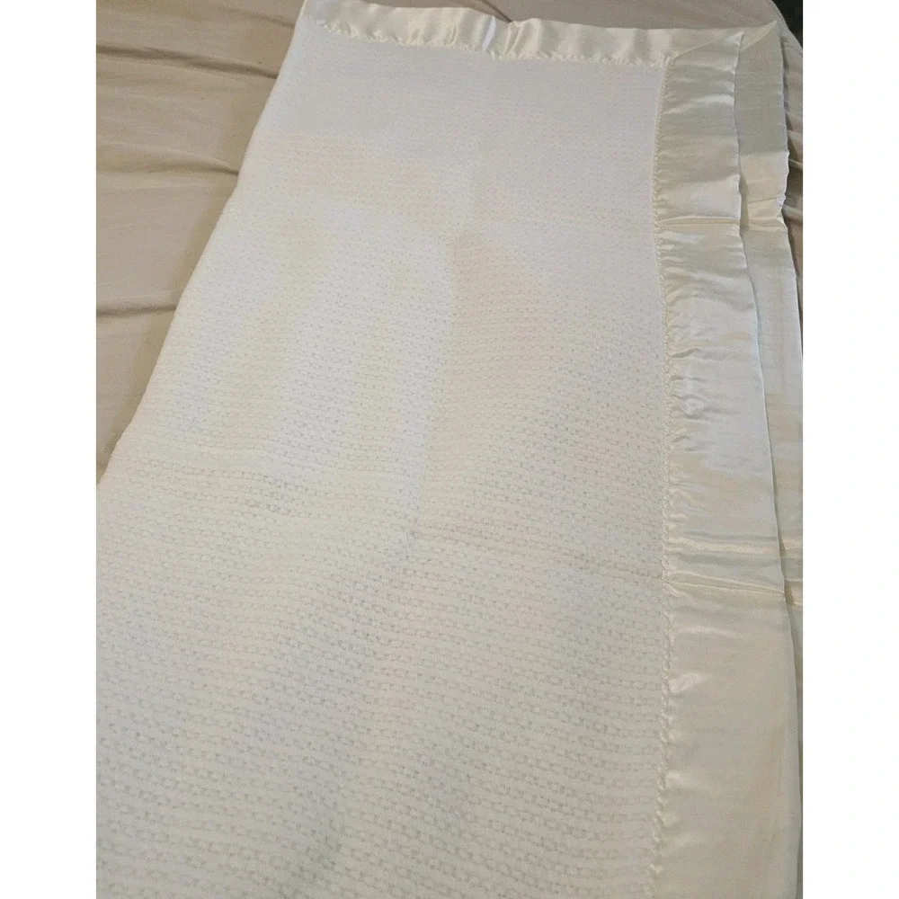 Vintage ATKINS Baby Crib Blanket White Acrylic Weave Satin Trim/Binding